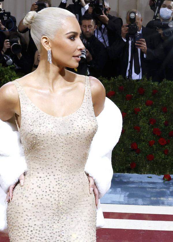 Kim Kardashian in einem Kleid das einst Marylin Monroe gehört, bei der Met Gala in New York.