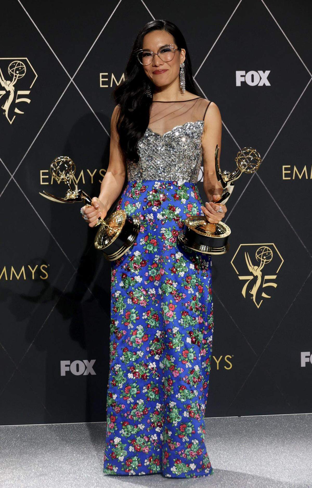 Ali Wong nahm ihre Awards in einem Kleid von Louis Vuitton entgegen. 