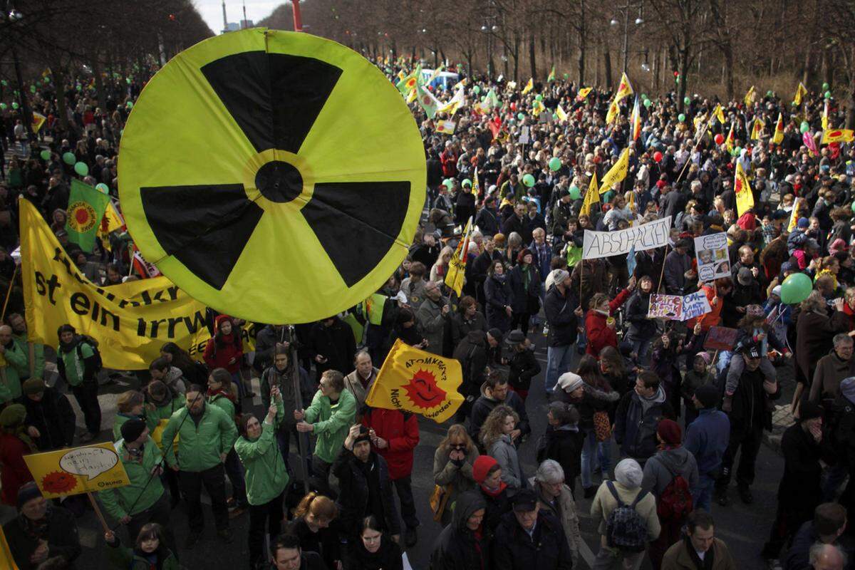 Allein in Berlin forderten 90.000 Atomgegner die sofortige Abschaltung aller Atomkraftwerke, wie die Anti-Atom-Organisation "Ausgestrahlt" mitteilte.