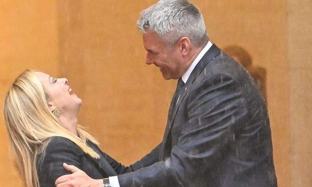 Giorgia Meloni und Karl Nehammer bei strömendem Regen in Rom.