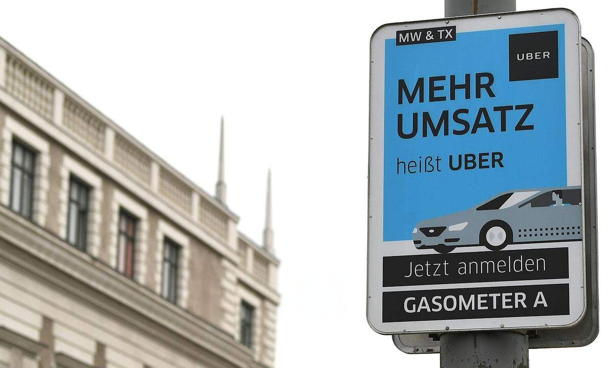 "Ich habe Verständnis für die Taxiunternehmer", sagte Davor Sertic, Obmann der WKÖ-Sparte Transport und Verkehr. Die Taxi-Branche leide unter unfairen Wettbewerbsbedingungen. Kein Verständnis hat Sertic allerdings für die Demo. Denn die Kammer prüft derzeit auf Antrag der Innung eine Klage gegen Uber und wird diese "demnächst", also in den nächsten Wochen, einreichen. Das wüssten auch die Streikenden, so Sertic.