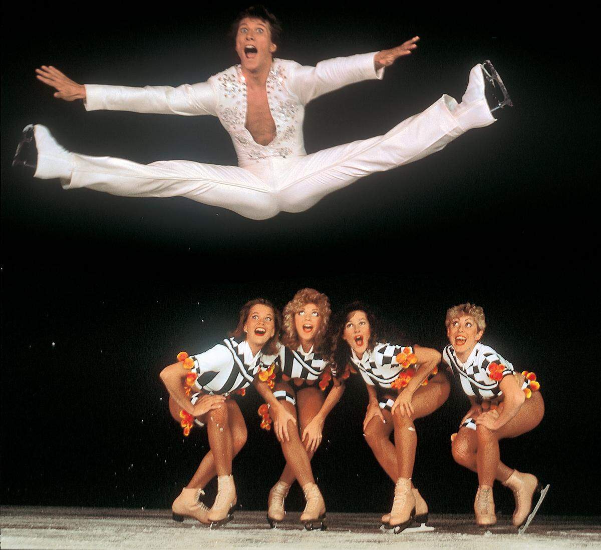 Hier fliegt die deutsche Eiskunstlauf-Legende Norbert Schramm durch die Luft.