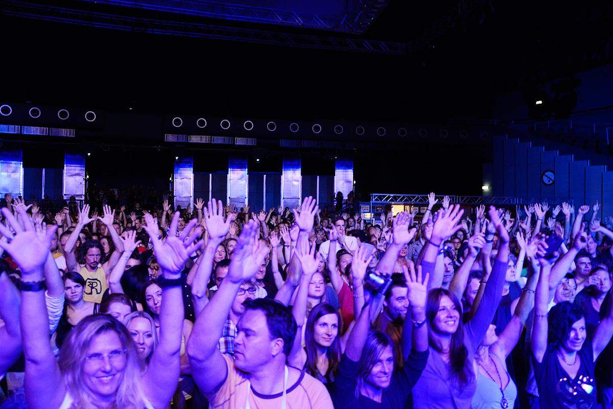 Nun stimmte sich das Publikum aber schon für den Headliner des Abends ein - sie waren immerhin neun Jahre nicht mehr in Wien.