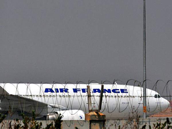 Der Air-France-Flug AF 447 verschwindet auf dem Weg von Rio nach Paris vom Radar. Der Airbus A 330-200 mit 228 Menschen an Bord - darunter eine junge Tirolerin - stürzt in den Atlantik.