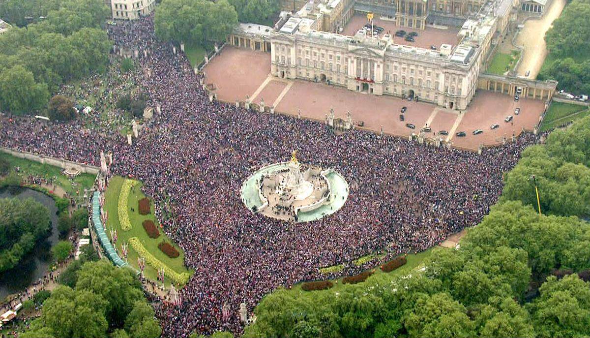 Vor allem vor der Westminster Abbey, dem Buckingham Palast und auf der Prachtstraße The Mall, wo alleine etwa 500.000 Menschen dem vorbeifahrenden Hochzeitspaar zujubelten, drängten sich die Massen.