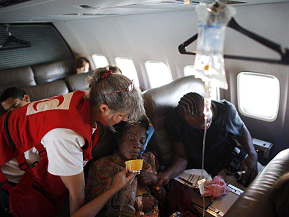 Die USA nehmen die Luftbrücke für schwer verletzte Opfer des Erdbebens in Haiti erst vergangene Woche wieder aufgenommen. Die Flüge waren gestoppt worden, weil die Übernahme der Kosten für die Behandlung der ausgeflogenen Patienten nicht geklärt war.