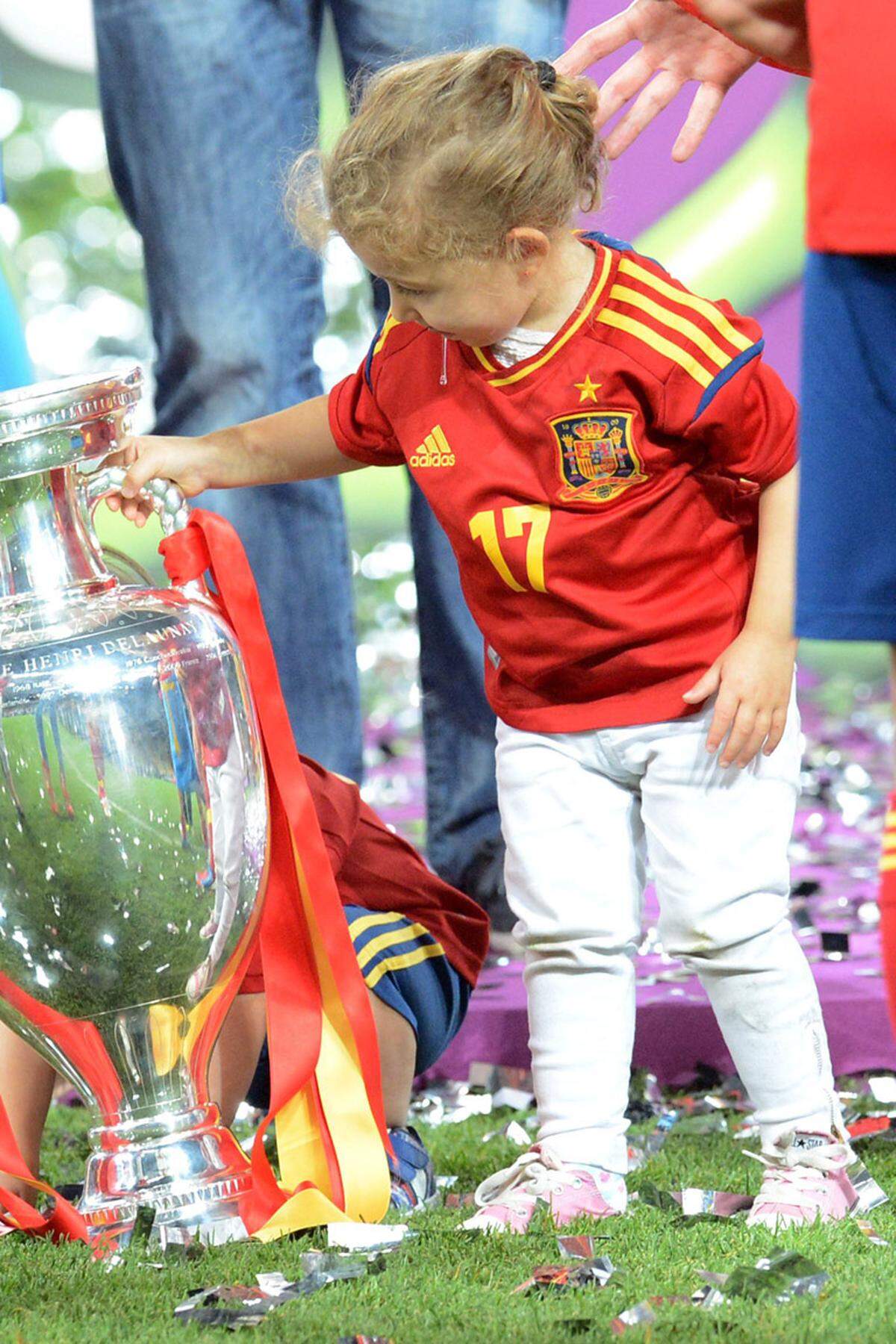 Die Tochter von Alvaro Arbeloa konzentrierte sich gleich aufs Große: Der silberne EM-Pokal hatte es der kleinen Alba sichtlich angetan.