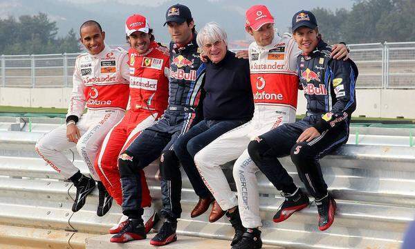 ''Wenn ich mitten in einem Grand Prix sterben würde - kein Problem! Mir wäre aber lieber, wenn es erst nach dem Zieleinlauf passiert.'' Ecclestone über den Tod. Im Bild: 2010 mit Lewis Hamilton, Fernando Alonso, Mark Webber, Jenson Button und Sebastian Vettel (v.l.n.r.)