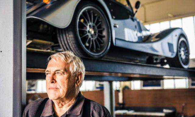 Rudi Hammerschmid, 80, selbst schon Legende als Spezialist für Rennmotoren, packt im Betrieb mit an. Schwiegersohn Jörg Kössler führt die Geschäfte.