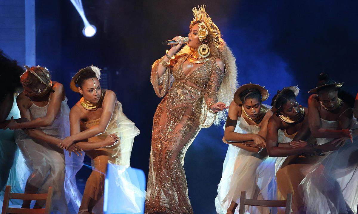 Auch Beyonce begeistert mit einer eindrucksvollen Show. Der erste großer Auftritt nach Bekanntwerden ihrer Schwangerschaft bietet weit mehr als nur Gesang. Ihre Performance gerät zum anspielungsreichen Hohelied auf die Mutterschaft und die Kraft der Frauen. In einem umwerfenden goldfarbenen Kostüm legt die 35-Jährige eine Multimedia-Performance mit Hologrammen und zwei Dutzend Tänzerinnen hin, das unter anderem an das letzte Abendmahl Jesu erinnert.