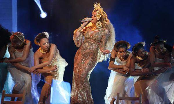 Auch Beyonce begeistert mit einer eindrucksvollen Show. Der erste großer Auftritt nach Bekanntwerden ihrer Schwangerschaft bietet weit mehr als nur Gesang. Ihre Performance gerät zum anspielungsreichen Hohelied auf die Mutterschaft und die Kraft der Frauen. In einem umwerfenden goldfarbenen Kostüm legt die 35-Jährige eine Multimedia-Performance mit Hologrammen und zwei Dutzend Tänzerinnen hin, das unter anderem an das letzte Abendmahl Jesu erinnert.