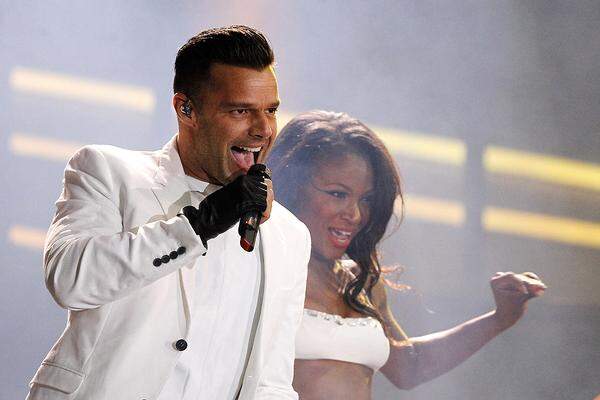 Für das Fest selbst wurden auch schon ein paar berühmte Namen bestätigt. Latino-Star Ricky Martin wird am diesjährigen Life Ball auftreten. "Ich fühle mich geehrt für dieses wichtige Anliegen zum Life Ball nach Wien eingeladen worden zu sein", sagte der Sänger.