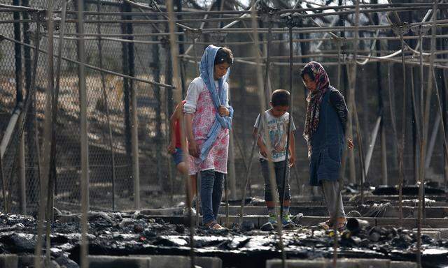 Flüchtlinge in den Ruinen des abgebrannten Lagers Moria auf Lesbos. Dem Feuer waren Krawalle im Camp vorausgegangen.