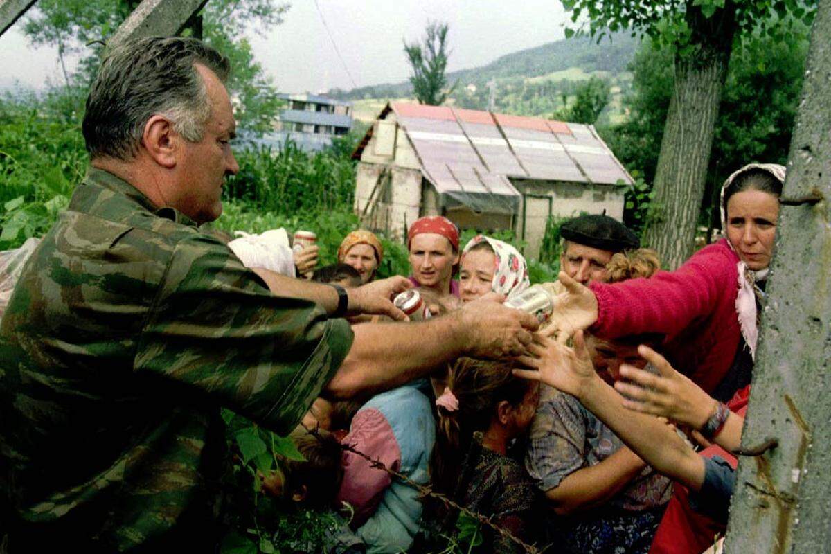 Unter anderem wird Ratko Mladić für das Massaker an rund 8000 Moslems im Jahr 1995 in Srebrenica verantwortlich gemacht.Man nennt Mladić daher auch den "Schlächter von Srebrenica".