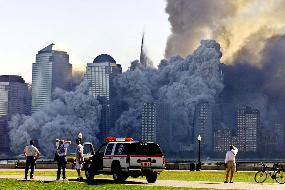 ... Flugzeuge ins Pentagon und die Türme des World Trade Centers steuern. Bin Laden hält sich zu diesem Zeitpunkt in Afghanistan versteckt.