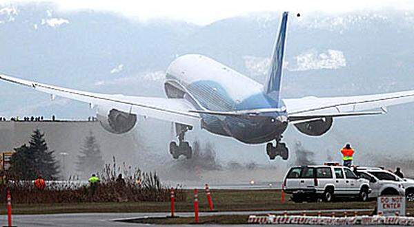 Der für August 2007 vorgesehene Erstflug musste mehrfach verschoben werden. Er fand am Abend des 15. Dezember 2009 auf dem Paine Field in Everett im US-Staat Washington statt. Das Flugzeug hat bereits reichlich Vorschlusslorbeeren erhalten und hunderte Bestellungen kassiert.