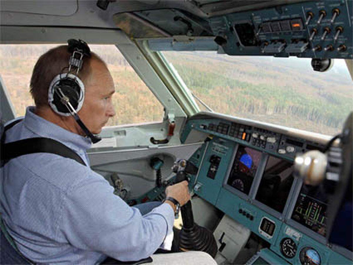 Zum Kampf gegen die verheerenden Waldbrände in seinem Land trat Putin höchstpersönlich an.