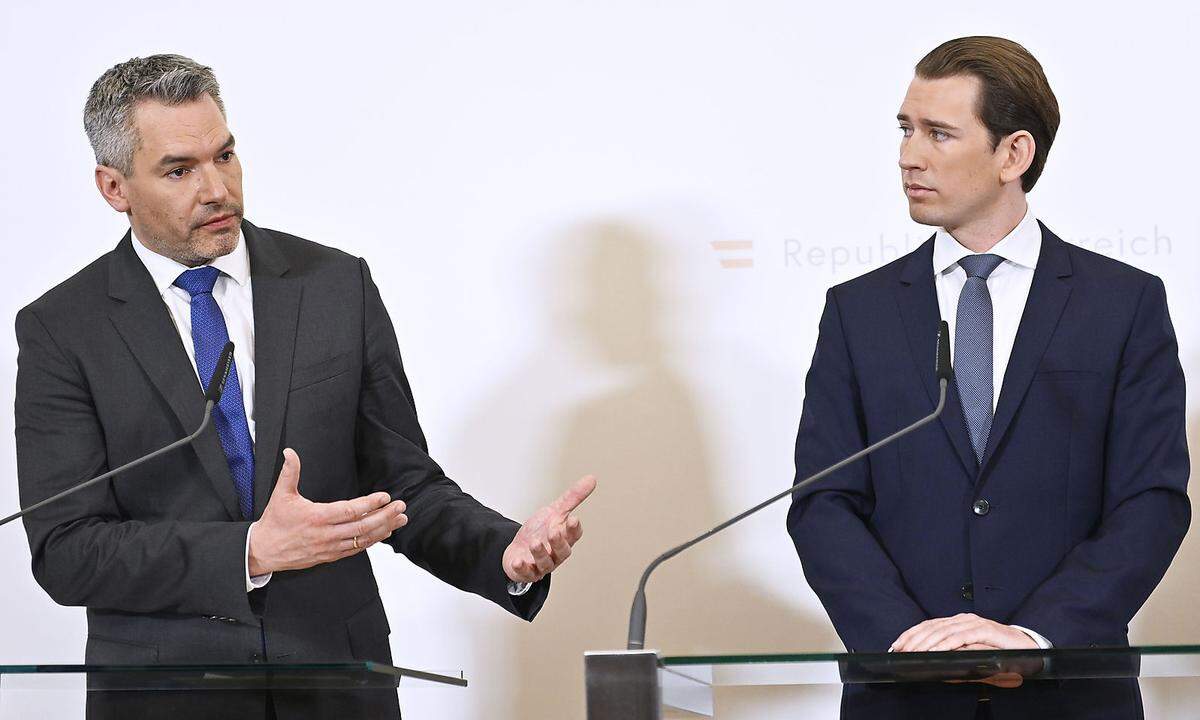 Karl Nehammer (links) und Sebastian Kurz bei einer Pressekonferenz am 10.3.2021. 