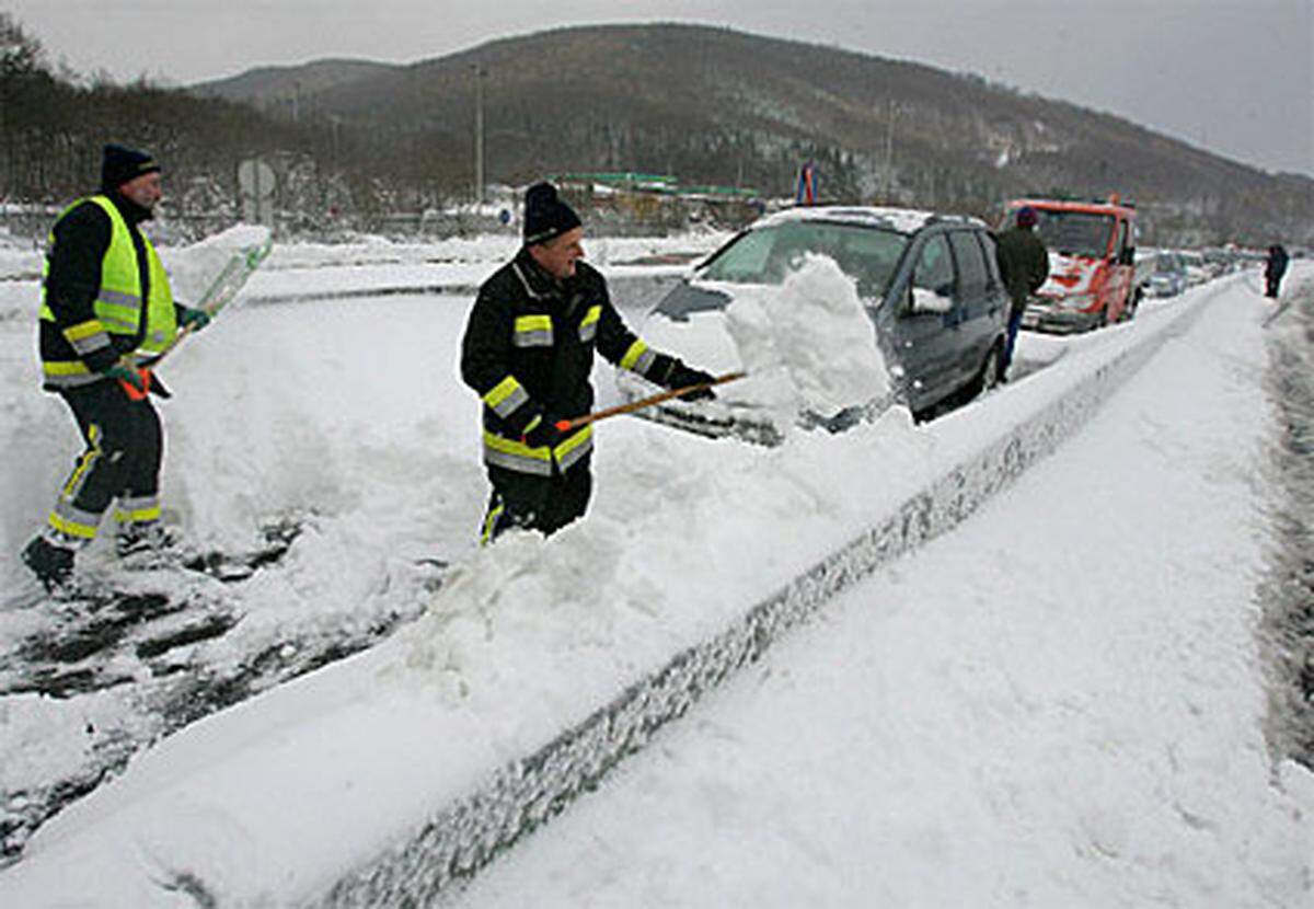 Teilweise lag ein halber Meter Schnee auf der Fahrbahn. Die Räumfahrzeuge kam deshalb nur schwer durch.