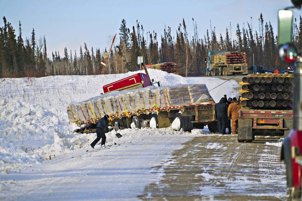 Der Dalton Highway im Norden Alaskas ist eine der gefährlichsten Straßen der Welt - und dadurch auch schon eine Legende. Drei Viertel der 666 Kilometer, die Zahl könnte schon stutzig machen, liegen jenseits des Polarkreises.