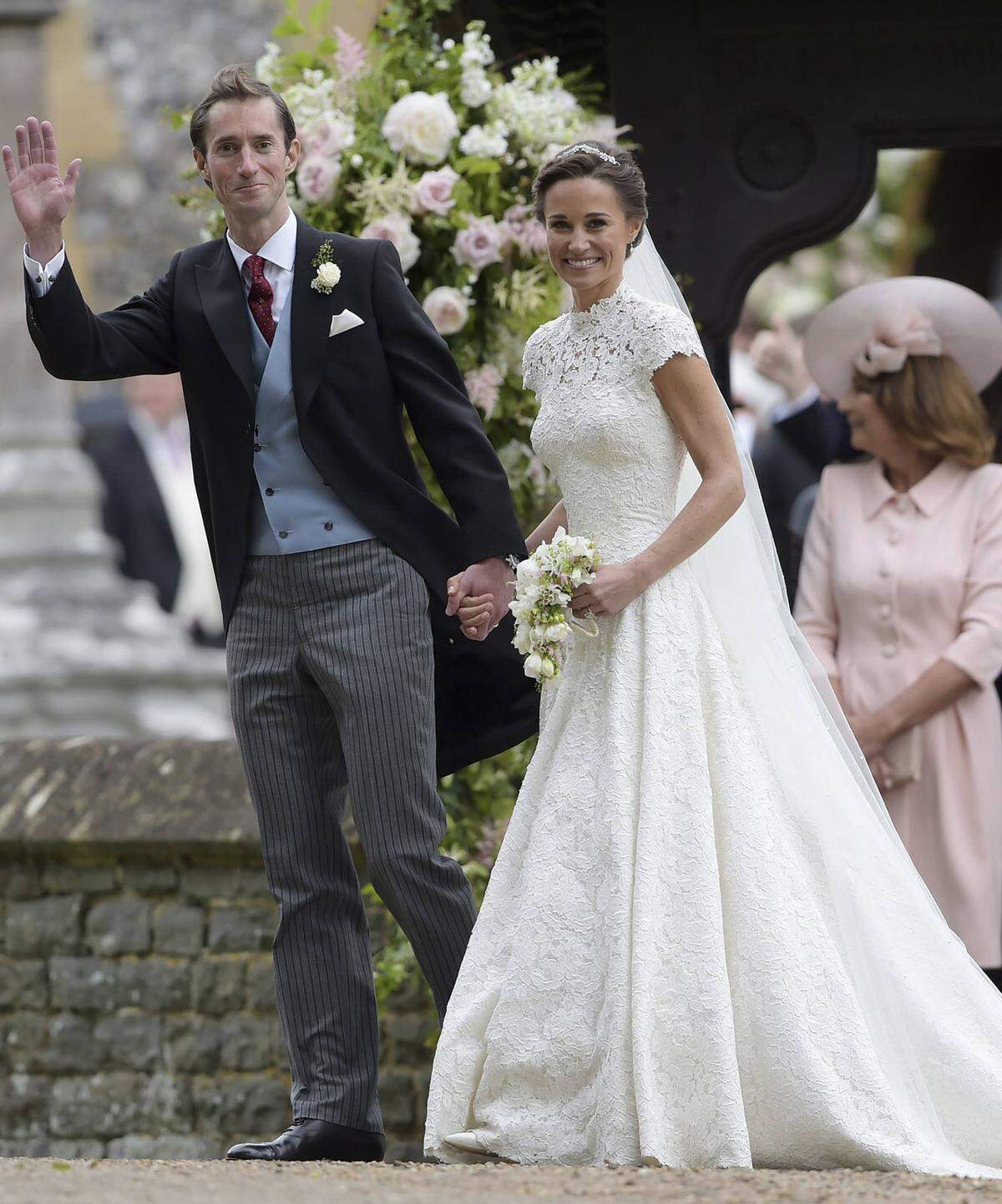 Nicht adelig, dafür verwandt: Pippa Middleton, die Schwester von Herzogin Kate, heiratete James Matthews 2017. Sie trug ein hochgeschlossenes, aber modernes Spitzenkleid von Giles Deacon.      