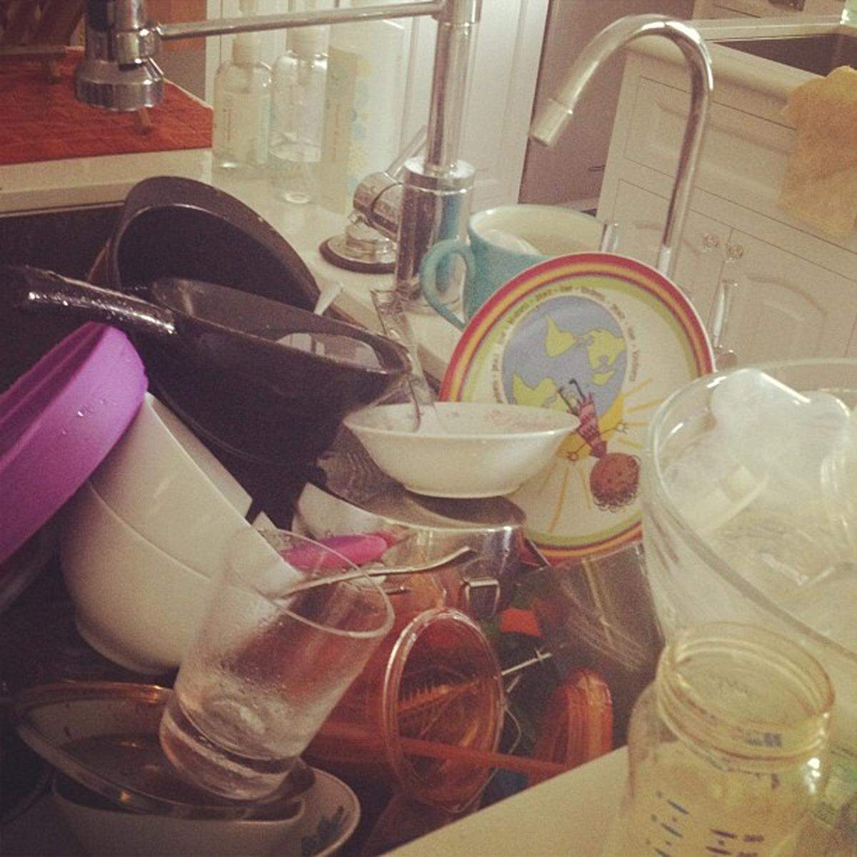 Auch Stars haben mit dem Alltag zu kämpfen. Jessica Alba postete das Foto ihres zu bewältigenden Abwasches.
