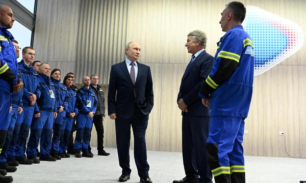 Der russische Präsident Wladimir Putin bei der Besichtigung eines LNG-Projekts.