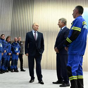 Der russische Präsident Wladimir Putin bei der Besichtigung eines LNG-Projekts.