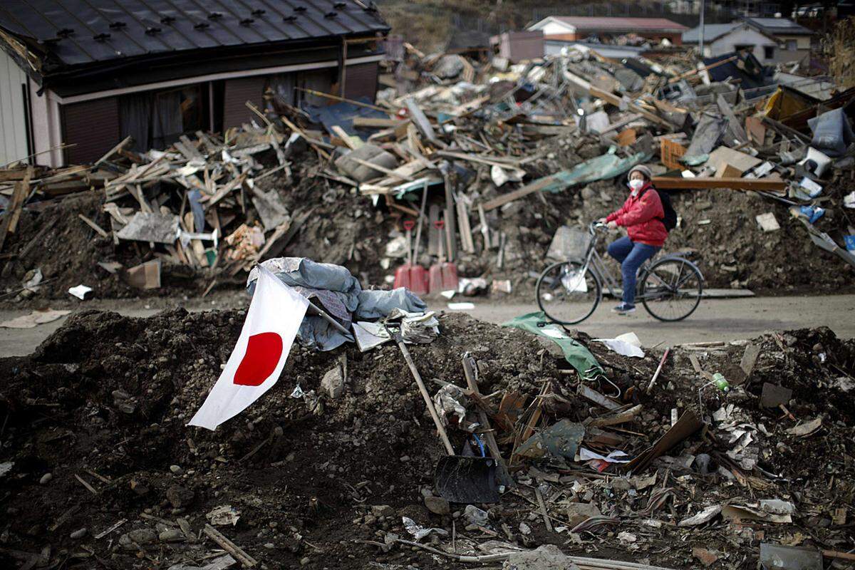 Dienstag (29. März): Eine japanische Flagge in den Trümmern von Taro.