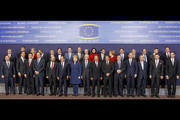 Ein Blick auf das EU-"Familienfoto" beim letzten Ratszusammentreffen der Staats- und Regierungschefs der EU in Brüssel Ende Oktober zeigt: Frauen an der Staatsspitze sind eindeutig in der Minderheit. Die UNO zählt 193 Mitglieder, doch nur in 19 Ländern davon stehen Frauen an der Staatsspitze als Präsidentin oder Premierministerin bzw. Kanzlerin.