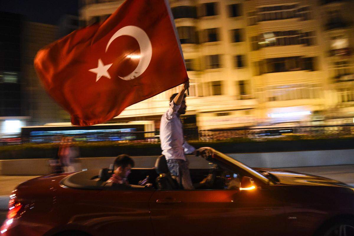 Türkische Flaggen überall, es bildeten sich Autokorsos.
