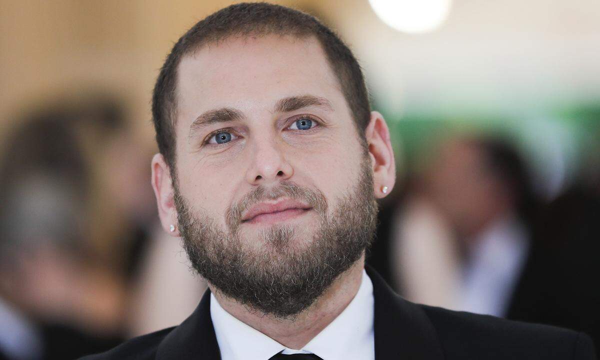 Zuerst purzeln bei Schauspieler Jonah Hill ordentlich die Kilos, danach wanderte das Augenmerk auf seinen Schopf. Denn wo jahrelang braunes Haar wuchs - mal kurz rasiert, mal zur wilden Lockenmähne frisiert - prangte eine auffällige Frisur.