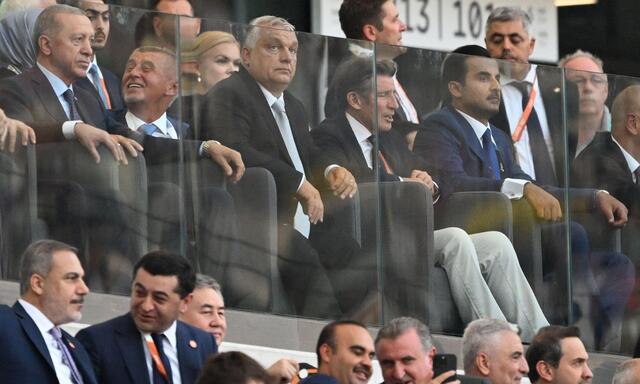 Viktor Orbán (sitzend, dritter von links oben) bei der Leichtathletik-WM in Budapest am 20. August - umringt von hochkarätigen Gästen.