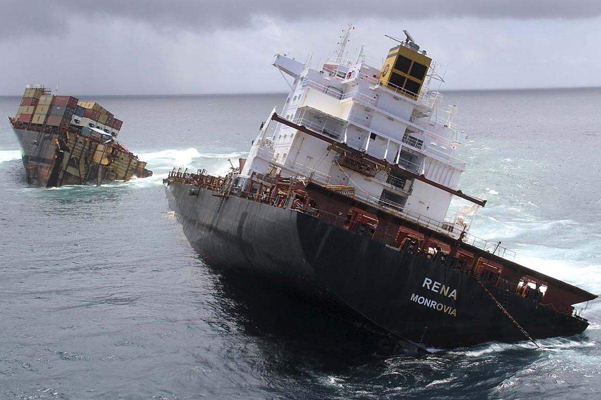 Das Schiff ist im Oktober auf ein Riff aufgelaufen. Die Rettungskräfte hatten versucht, die Container und das Öl in den Tanks vom Schiff zu schaffen, wurden aber immer wieder von der hohen See unterbrochen.