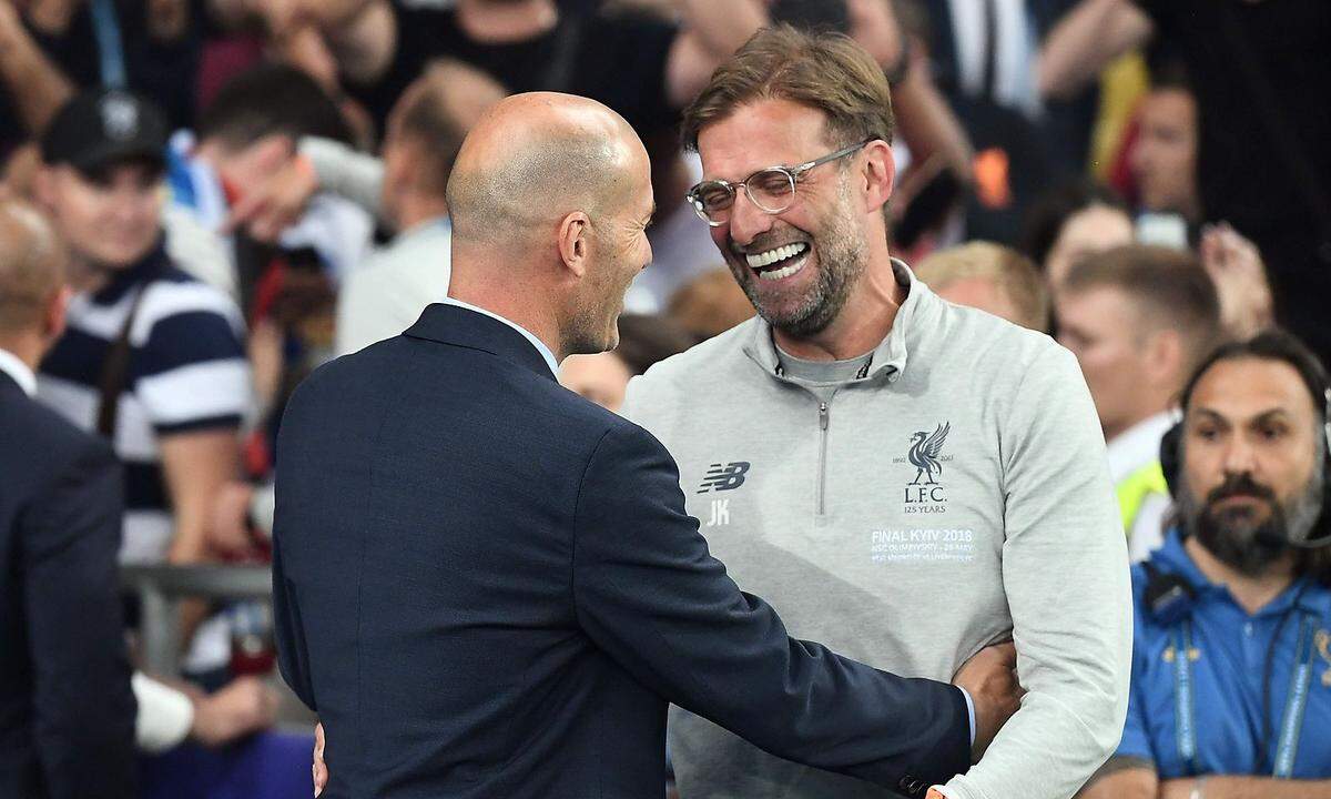 Vor dem Spiel hatte Liverpool-Trainer beim Shakehands mit Zinedine Zidane noch gut lachen. Der Deutsche setzte auf Trainingsanzug statt Sakko.