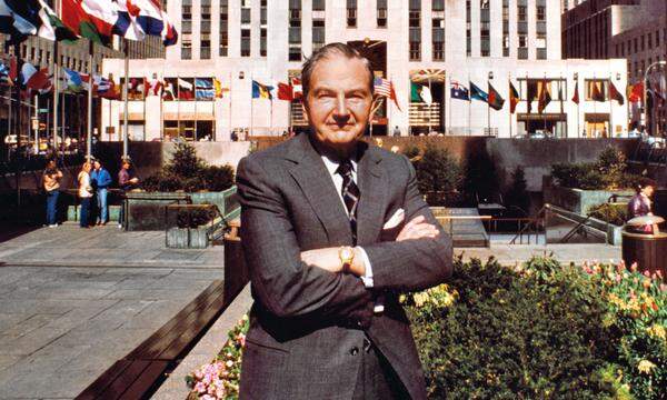 David Rockefeller vor dem berühmten Rockefeller Center in Manhattan.