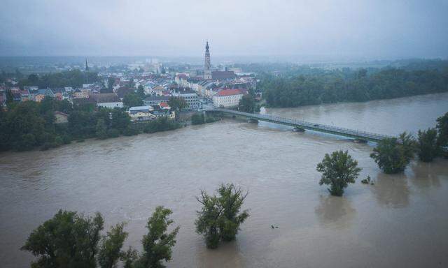 Die Wasserstände von Donau und Inn (im Bild) n Oberösterreich steigen aktuell wieder trotz prognostizierter Wetterbesserung.