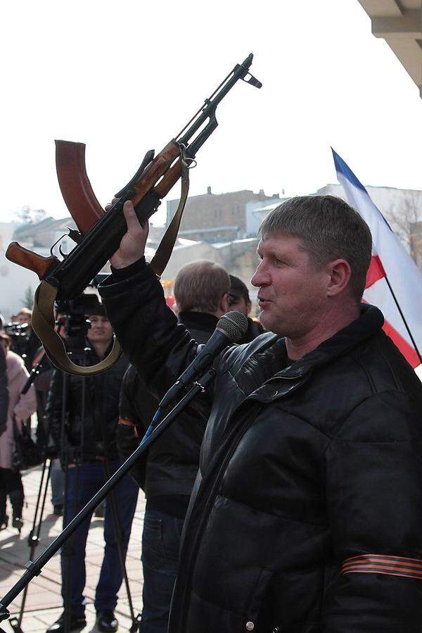 Bewaffnete zeigten vor dem Gebäude der Regionalregierung der Krim Stärke.