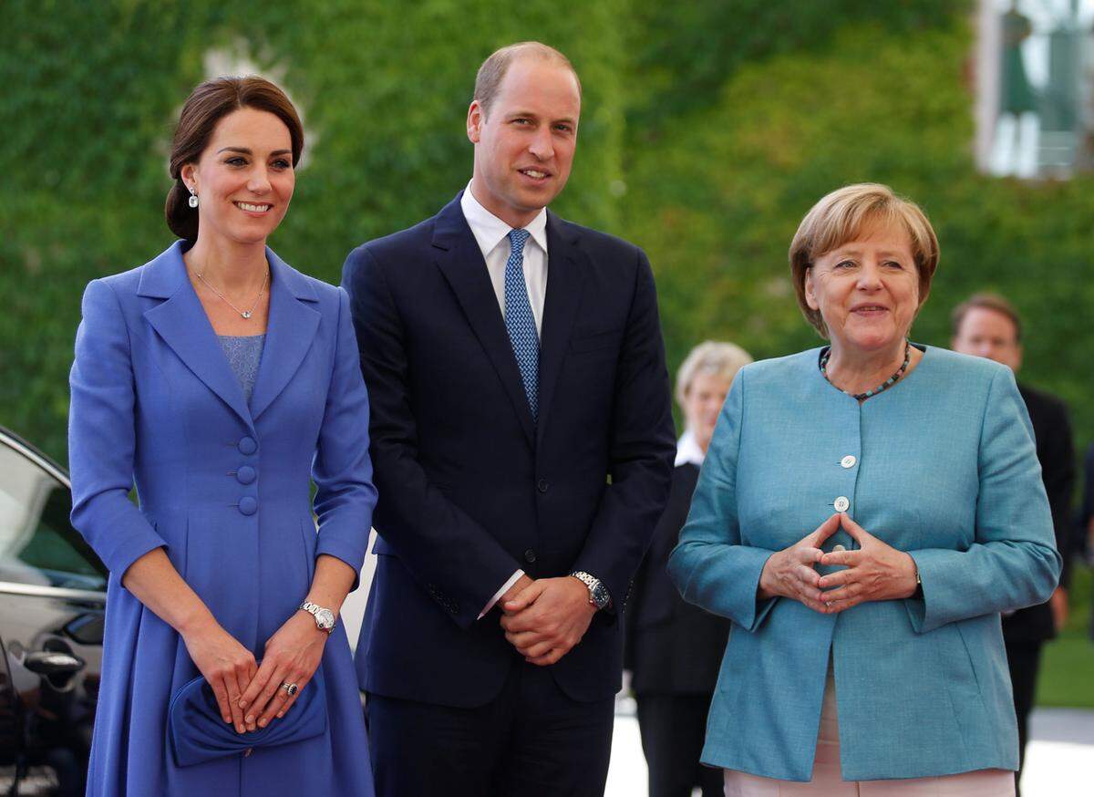 Am dritten Tag stand Deutschland und ein Treffen mit Bundeskanzlerin Angela Merkel auf dem Programm. Farblich abgestimmt - Herzogin Kate trug ein Outfit von Catherine Walker - wurde für die Fotografen posiert.  