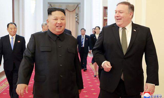 Im Oktober 2018 war US-Außenminister Pompeo (re.) in Pjöngjang bei Nordkoreas Machthaber Kim Jong-un zu Verhandlungen zu Gast.