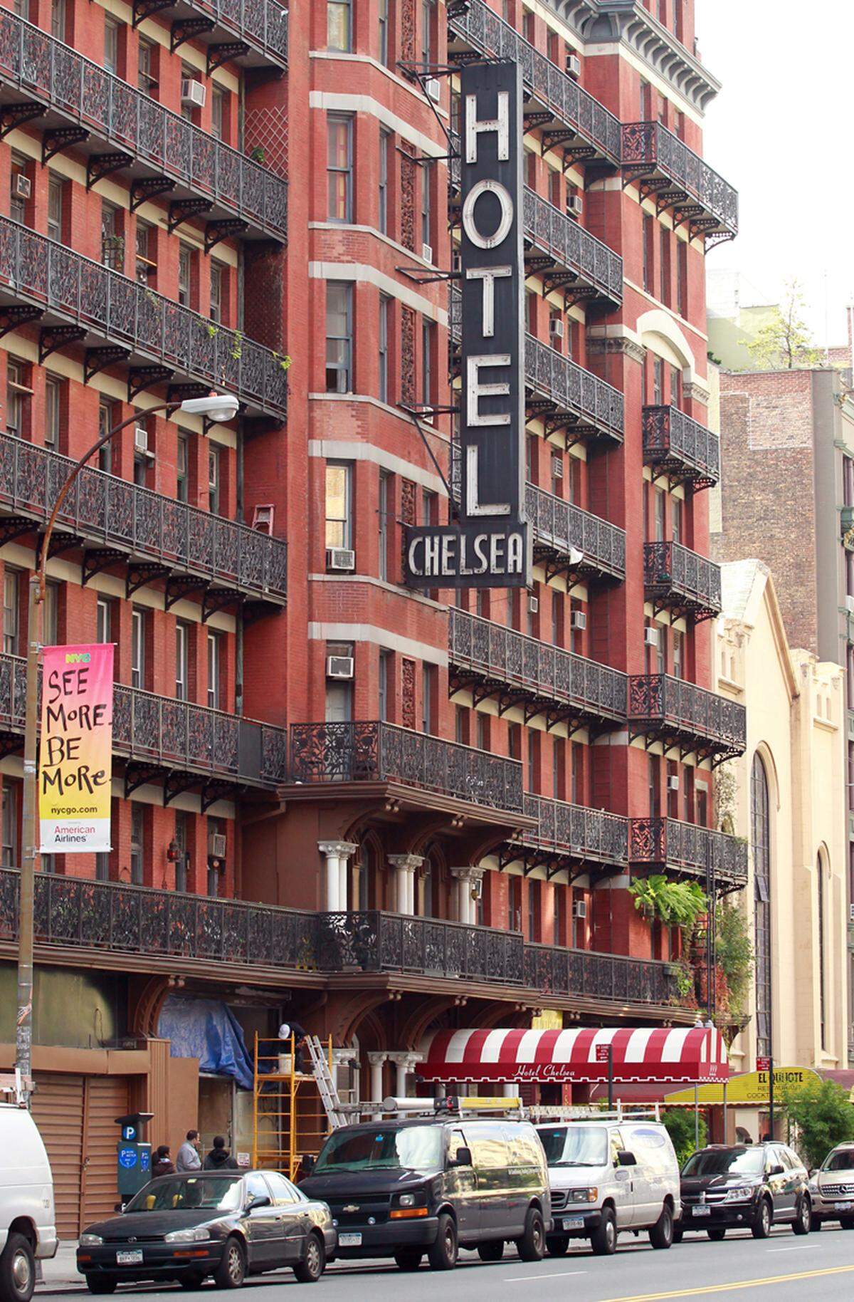 Heruntergekommen wirkt das Chelsea-Hotel in New York nicht nur von außen. Auch innen soll so mancher Künstler mehr getrunken haben, als ihm gut tat. "Die Dolmetscherin" mit Nicole Kidman in der Hauptrolle spielte in dem Backsteinhaus.