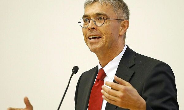 Michael Potacs erklärte dem zahlreich erschienen Publikum in Klagenfurt, ob der Staat auf Kärntner Vermögen im Falle einer Insolvenz Zugriff hätte.