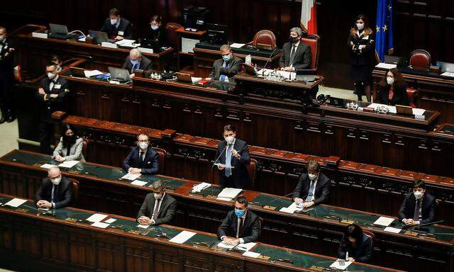 Giuseppe Conte (Bildmitte) bei seiner Rede in der Abgeordnetenkammer.