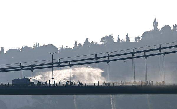 An der Bosporus-Brücke ergaben sich mehrere Soldaten. Nahe dem Taksim-Platz führten Polizisten Soldaten in Handschellen ab.