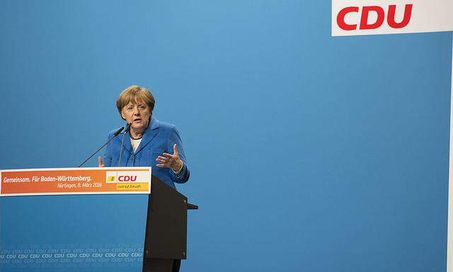 Merkel liegt weiter vor SPD-Chef Sigmar Gabriel.