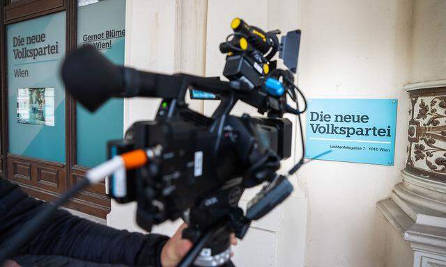 Anfang Oktober kam es zu mehreren Hausdurchsuchungen im Umfeld der ÖVP, wie auch die ÖVP-Zentrale in der Lichtenfelsgasse in Wien. In der Folge wurde auch die Meinungsforscherin Sabine B. festgenommen. 