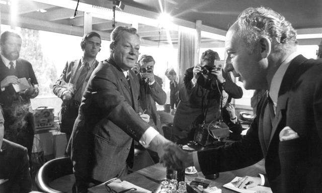 Beginn der Koalitionsverhandlungen am 1. Oktober 1969 zwischen SPD-Vorsitzendem Willy Brandt und FDP-Chef Walter Scheel in Bonn.