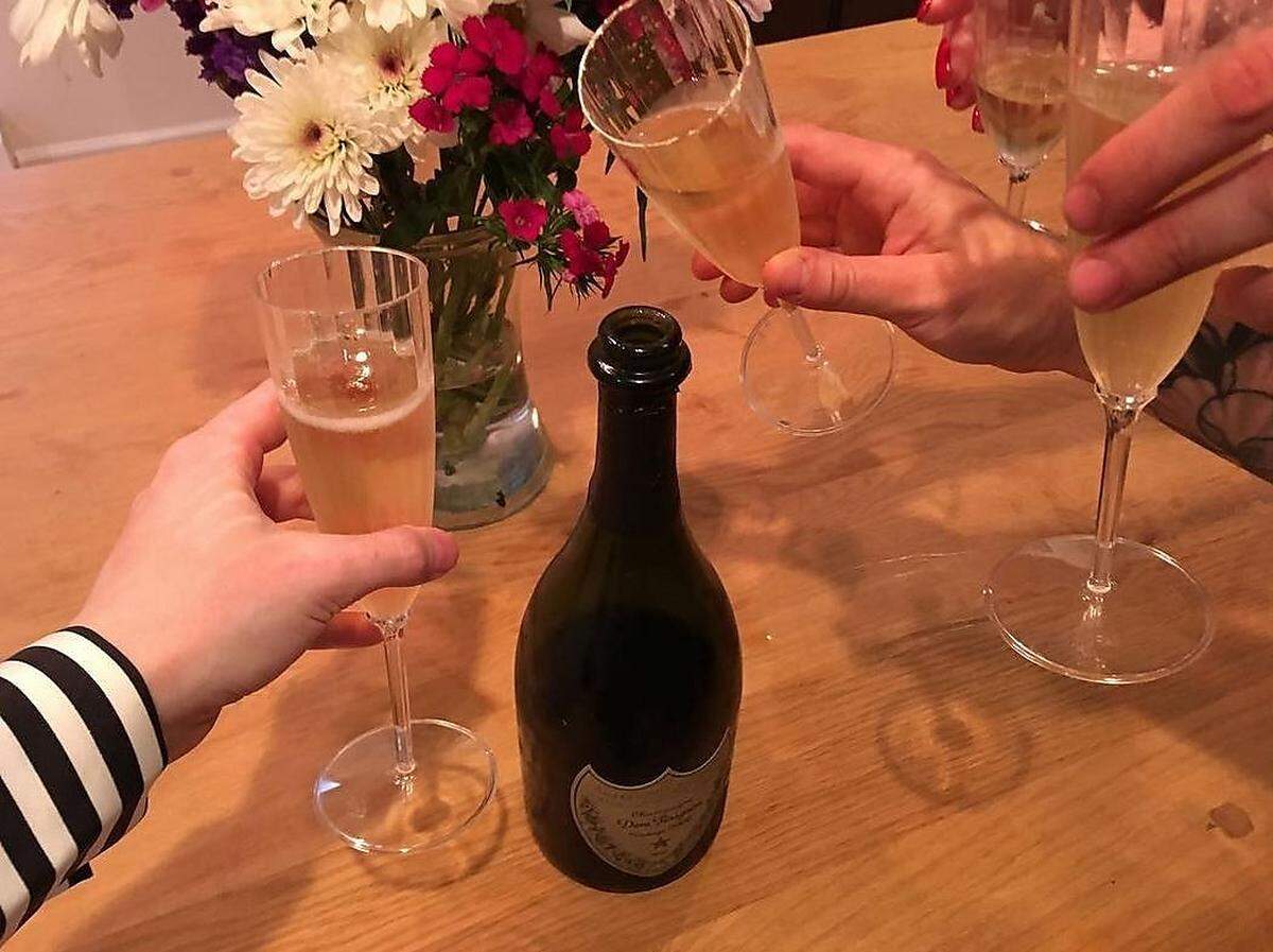 Ihre Heimkehr aus dem Gefängnis feierte Manning nicht nur mit Champagner und Blumen im Kreis ihrer Freunde - sondern auch mit einem Instagram-Profil, auf dem sie Fotos von ihrer neugewonnenen Freiheit teilt.