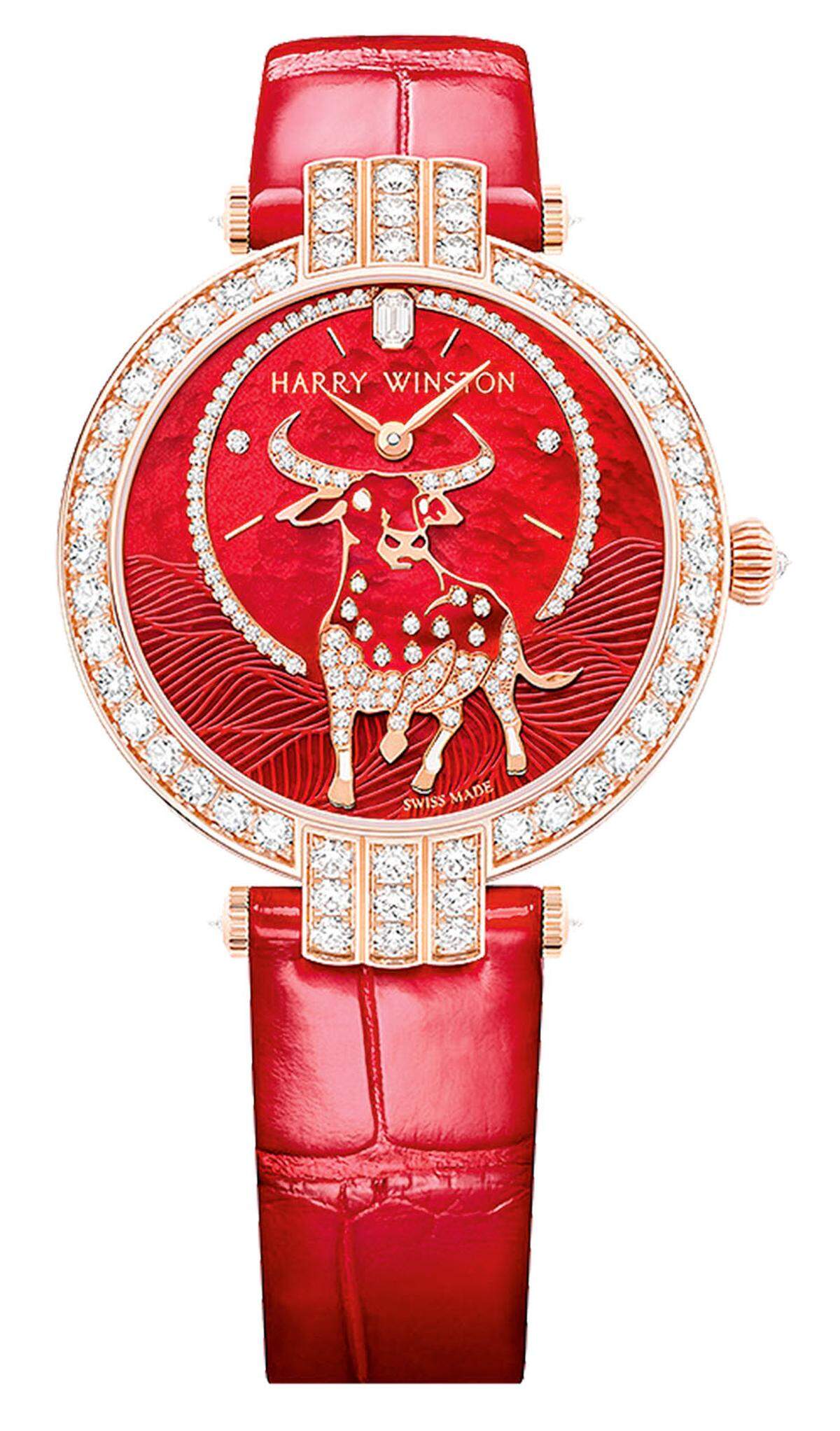 Harry Winston „Premier Chinese New Year Ox Automatic 36 mm“. Die Kombination der Farben Rot und Gold symbolisiert in der chinesischen Kultur Glück und Wohlstand. Die auf acht Exemplare limitierte Auflage verfügt demnach über ein Gehäuse aus 18   Karat Roségold sowie ein rotes Perlmuttzifferblatt und ist darüber hinaus noch mit 57 Brillanten verziert.