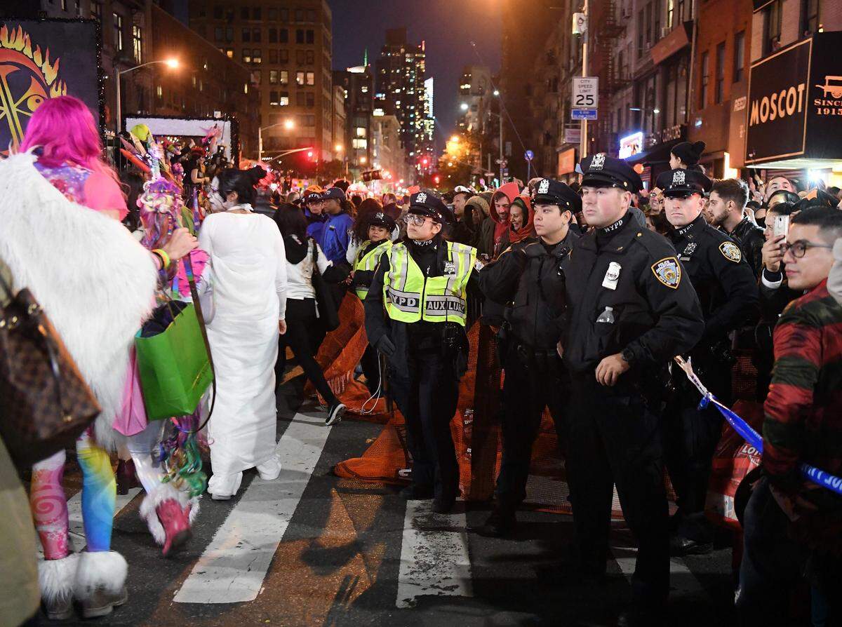 Doch am Abend trotzten Tausende New Yorker dem Terror. Trotz des Anschlags wurde die New Yorker Halloween-Parade nicht abgesagt.